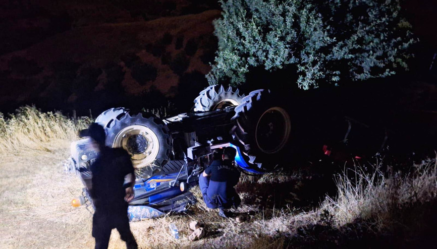 Devrilen traktörün altında kalan sürücü hayatını kaybetti