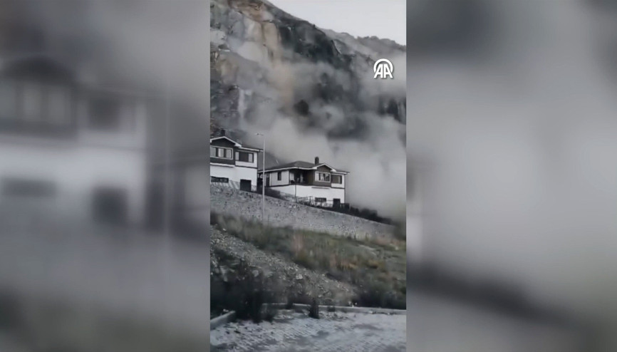 Artvinde yamaçtan kopan kaya ve toprak kütlesi 4 eve zarar verdi