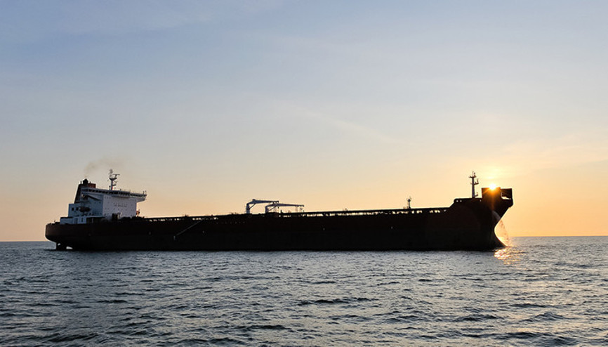 Filipinlerde 1,5 milyon litre petrol taşıyan tanker battı