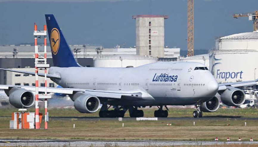 Aktivistler yine kendilerini yere yapıştırdı yine uçuşlar durdu