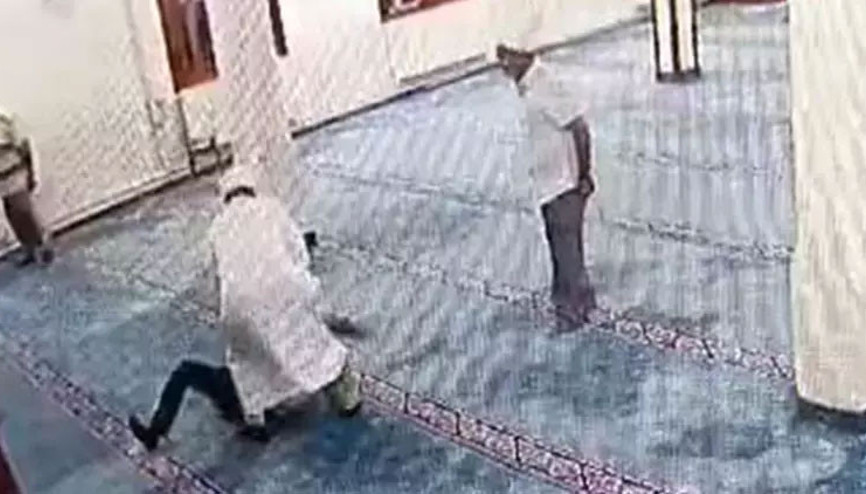 Camide bıçakla kendine zarar vermeye kalktı; imam müdahale ederek engelledi