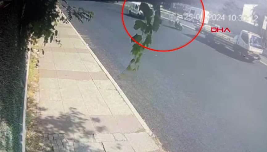 Motosiklet çekiciye çarptı; baba ile oğlu öldü Kaza anı kamerada