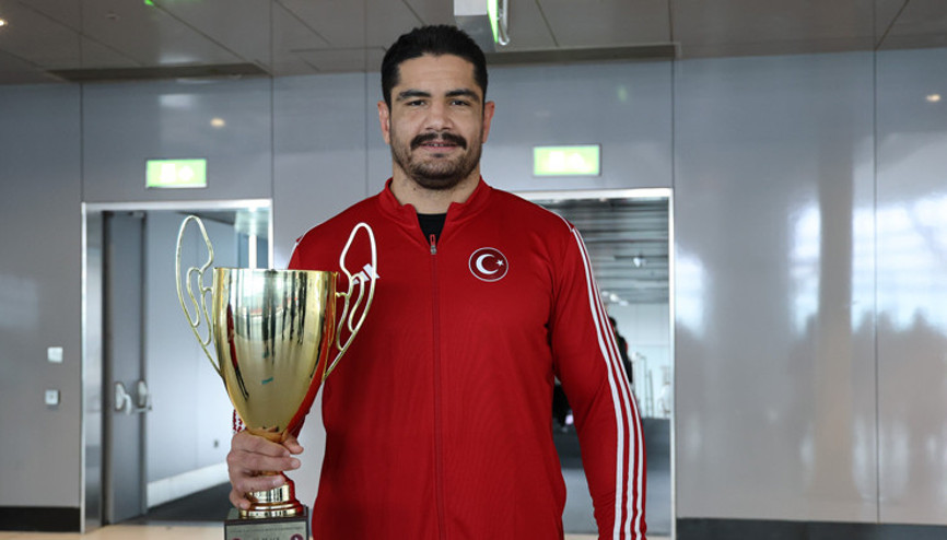 Şampiyon Taha Akgülü çifte heyecan sardı Şampiyon Taha Akgülü çifte heyecan sardı