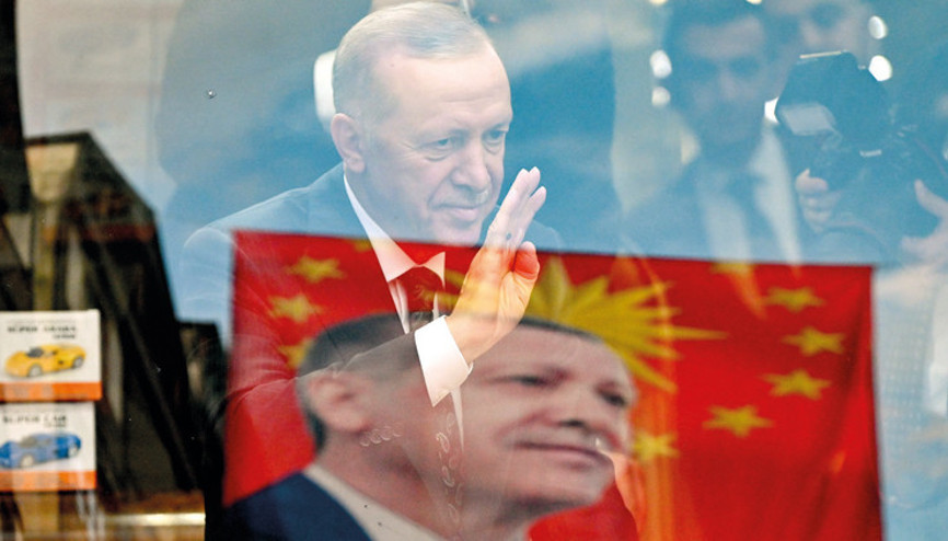 Memleketi Rize’de halkı selamladı