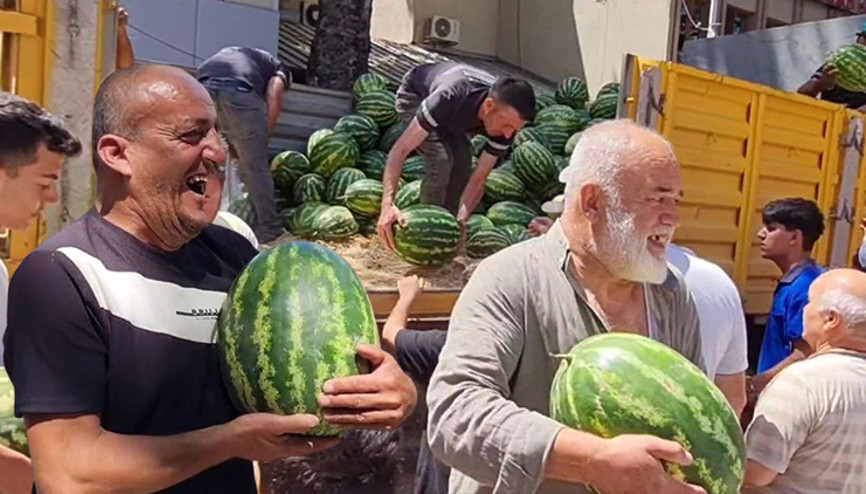 Belediyeden vatandaşlara ücretsiz kavun ve karpuz... 17 ilçede 700 ton dağıtılacak