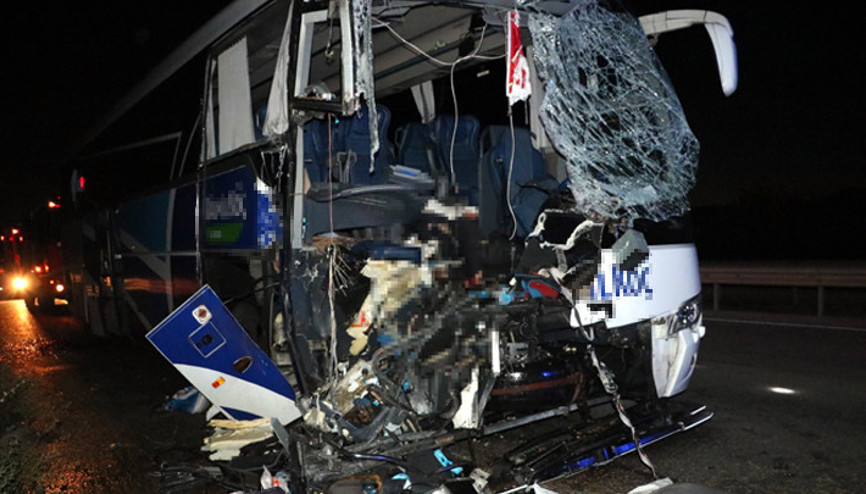 Afyonkarahisarda feci kaza Yolcu otobüsü, yem yüklü kamyona çarptı: 1 ölü, 36 yaralı