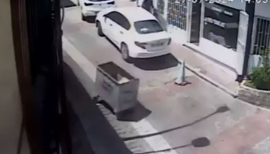 Sarıyer’de çöp konteyneri araçlara çarpa çarpa kaydı Mucize yani... Sarıyer’de çöp konteyneri araçlara çarpa çarpa kaydı Mucize yani...