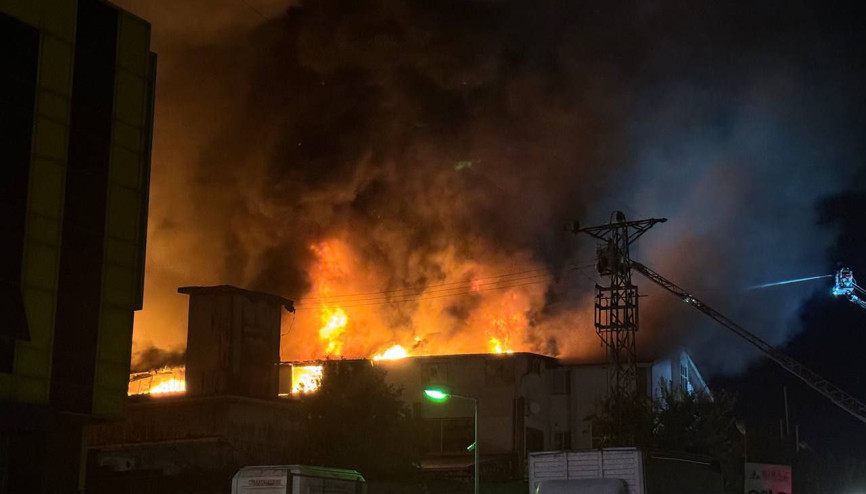 Avcılarda mobilya fabrikasında yangın