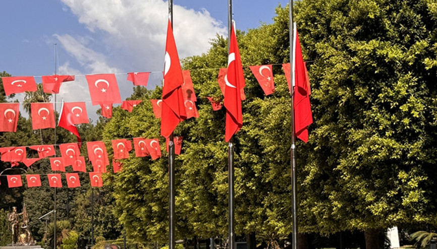 Milli yas kararının ardından bayraklar yarıya indirildi