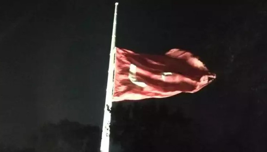 Milli yas ilanının ardından bayraklar yarıya indirildi