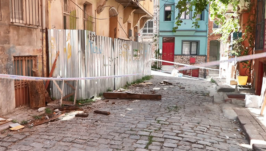 Balatta 2 katlı binanın balkonu çöktü