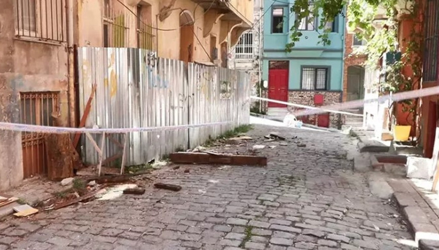 Balat’ta 2 katlı ahşap binada balkon çöktü