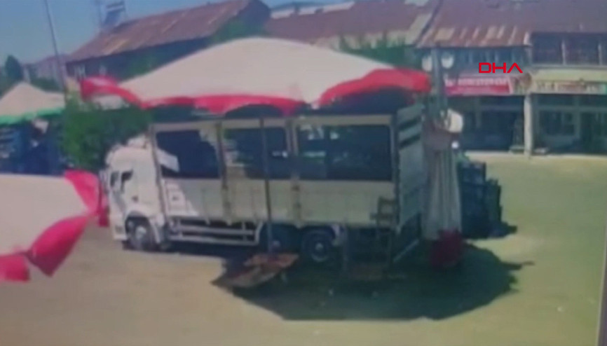 İş yerinin önündeki şemsiye, kuvvetli rüzgarda böyle uçtu