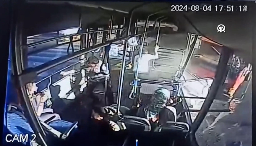 Özel halk otobüsü ile kamyonun çarpıştığı kaza güvenlik kamerasında