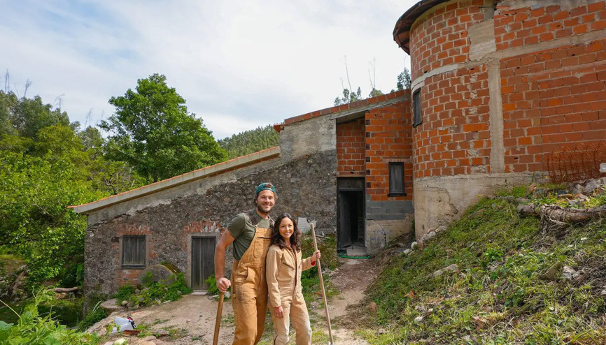 Sekiz yıl boyunca karavanda yaşayıp dünyayı dolaştılar, yerleşmek için seçtikleri yer herkesi şaşırttı: Çatısı delik, elektriği ve suyu yok ama...