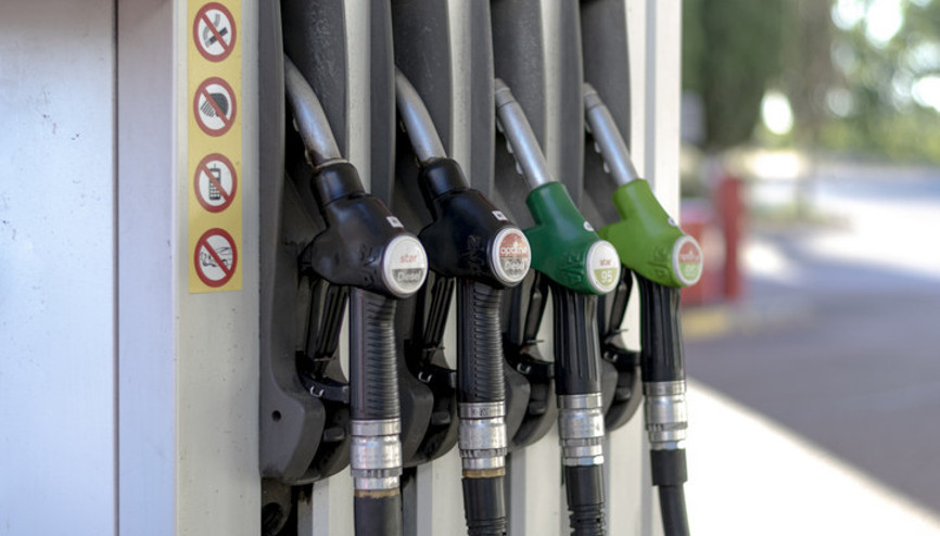 Benzin fiyatı gece yarısı değişti... Benzine ve motorine (mazot) indirim ya da zam geldi mi Akaryakıt fiyatları 15 Ağustos 2024 güncellendi