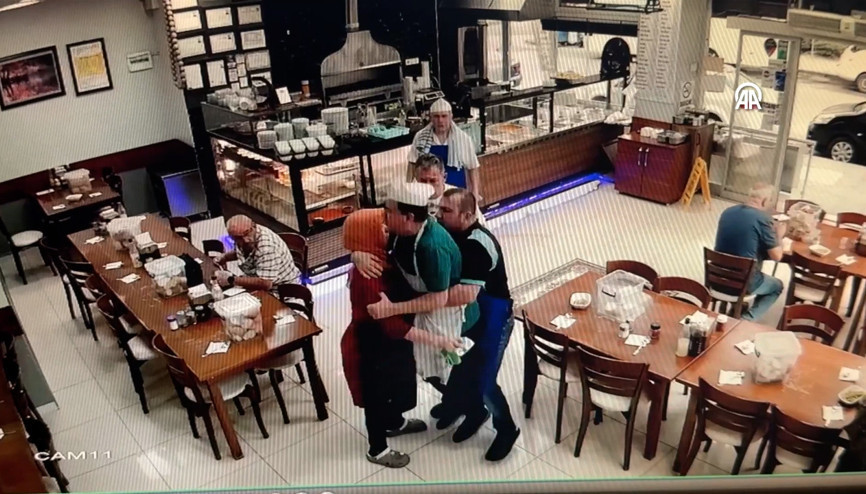 Soluk borusuna ekmek parçası kaçan çalışan Heimlich manevrasıyla kurtarıldı