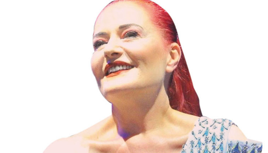 Tatilciler Candan Erçetin şarkılarıyla coştu