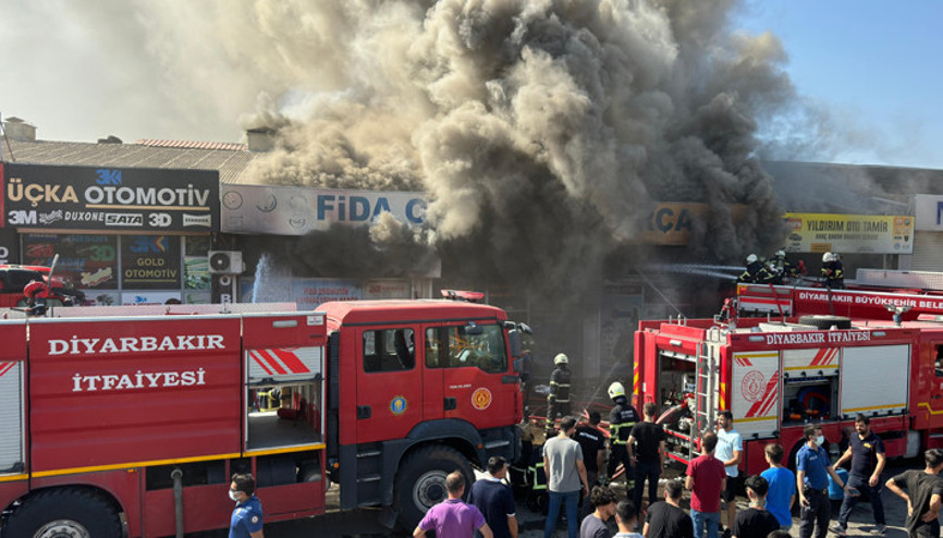 Diyarbakır’da sanayi sitesinde yangın 4 iş yerine yayıldı
