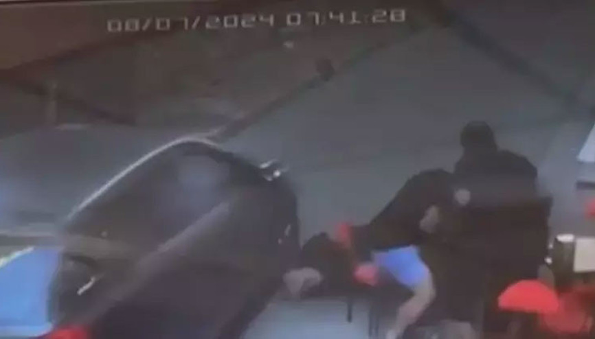 Baygınlık geçirip yola düştü otomobilin altında kaldı Korku dolu anlar Baygınlık geçirip yola düştü otomobilin altında kaldı Korku dolu anlar