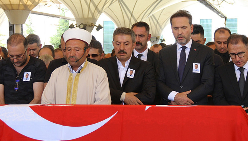 Otel odasında ölü bulunmuştu... Türkiye Petrolleri Arama Daire Başkanı Sadioğlu, son yolculuğuna uğurlandı Otel odasında ölü bulunmuştu... Türkiye Petrolleri Arama Daire Başkanı Sadioğlu, son yolculuğuna uğurlandı