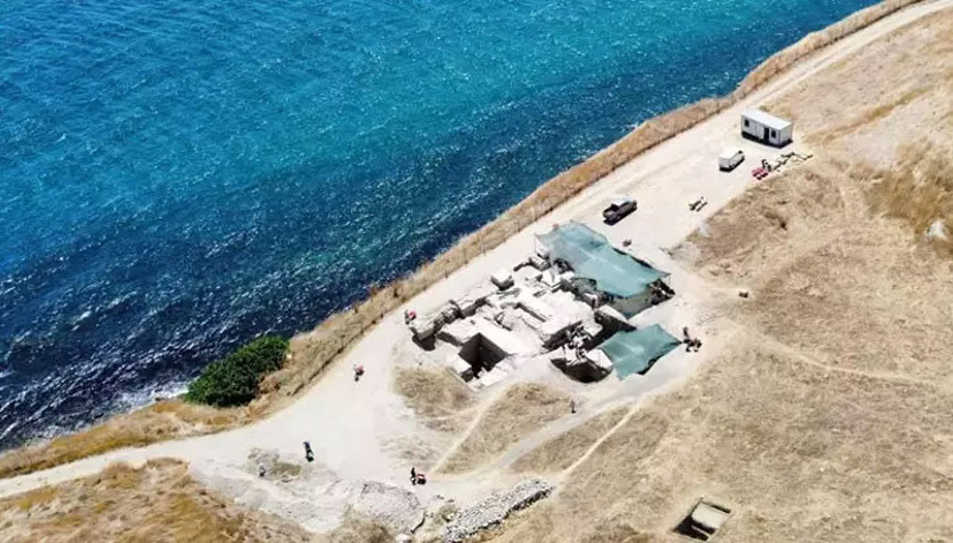 Perinthos Antik Kentinde ortaya çıkarılan tiyatroda, heykel ve mezar bulundu