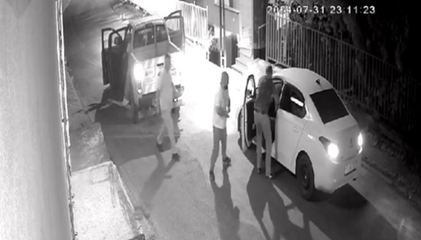 Ümraniyede yol verme kavgası Otomobilin önünü kesip sürücüyü darbettiler