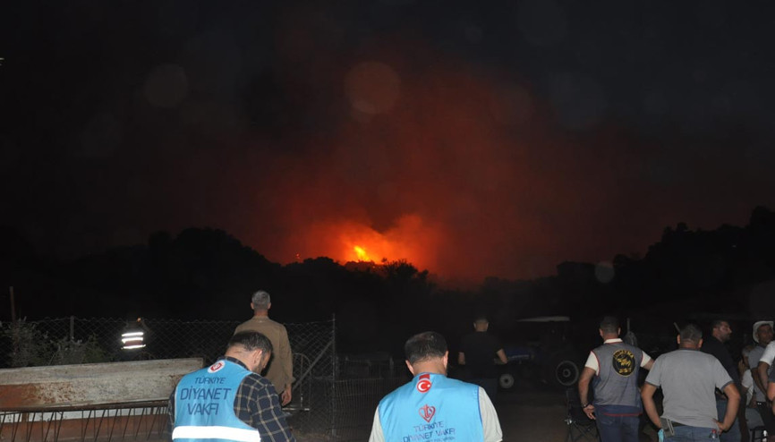 Manisadaki orman yangınına müdahale sürüyor Gece görüşlü 2 yangın söndürme helikopteri sevk edildi