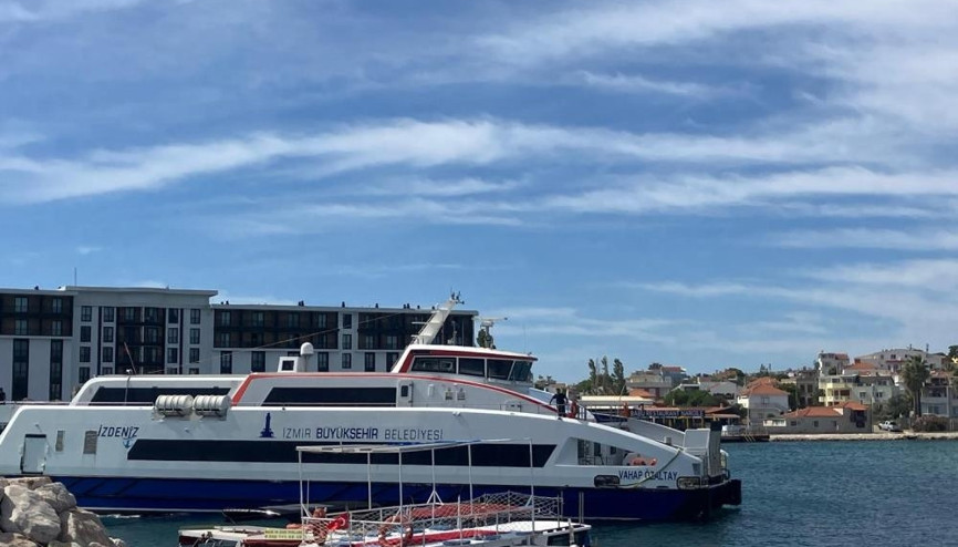 İzmirde deniz seferlerine fırtına engeli