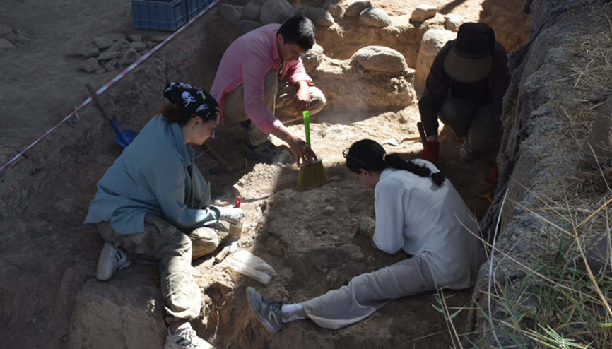 İzmirde Yassıtepe Höyüğündeki kazılarda 5 bin yıllık depo bulundu