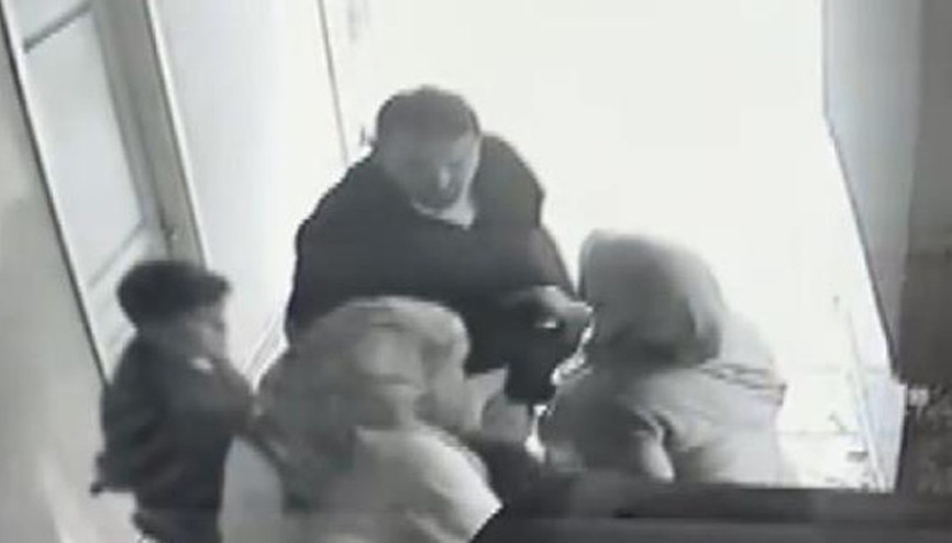 Dehşete düşüren görüntüler Öfkelendiği çocuğu havaya kaldırıp yere attı