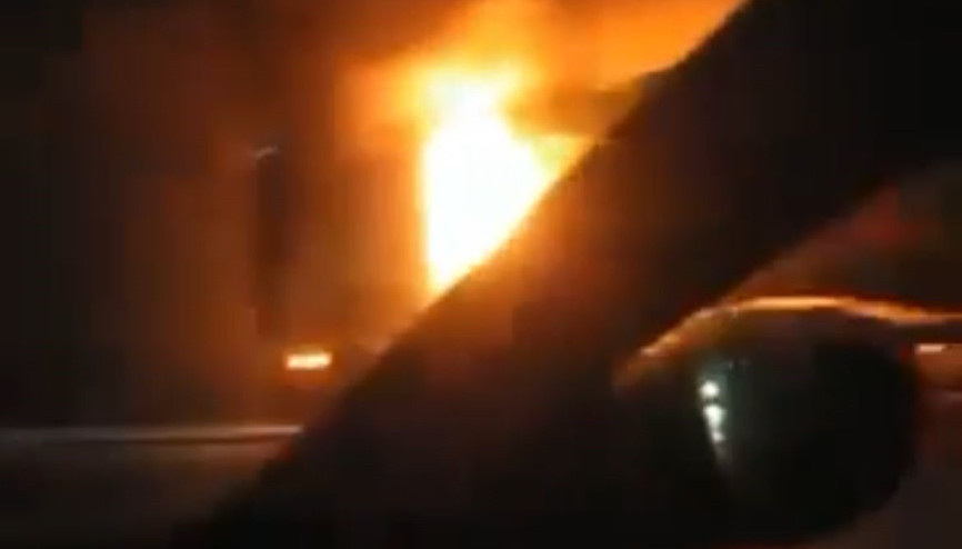 Çekmeköyde mıcır yüklü hafriyat kamyonu yandı Çekmeköyde mıcır yüklü hafriyat kamyonu yandı