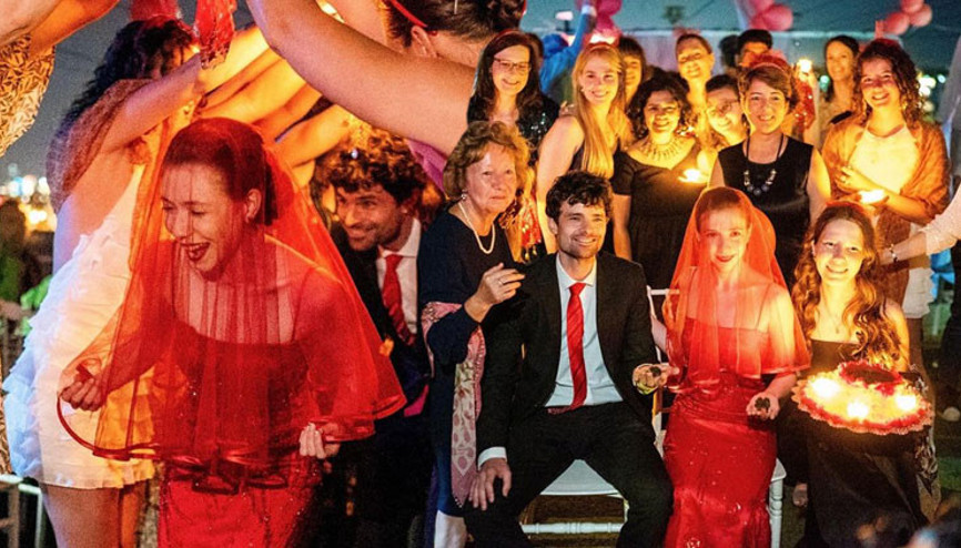 Ünlü oyuncu geleneklere uydu,  kına gecesi yaptı: Instagram kapalıyken çok şey oldu hayatımda...