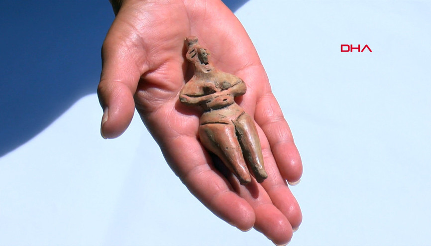 Ulucak Höyüğünde 8 bin yıllık kadın heykelciği bulundu