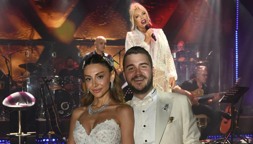 Genç çiftin düğününde Ajda Pekkan sahneye çıktı