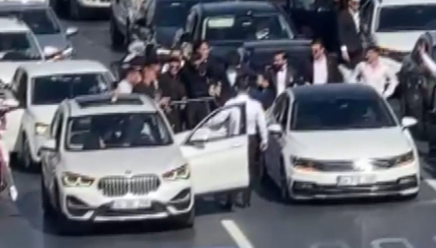 İstanbulda bu kadarına da pes dedirten görüntü E-5te trafiği durdurup dakikalarca halay çektiler