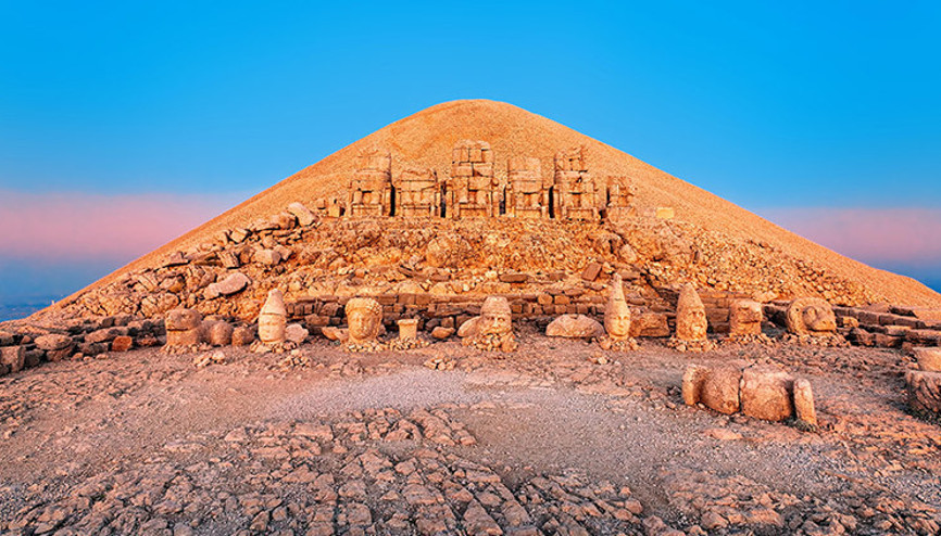 Binlerce taşın altında korunuyor, 2.000 yılı aşkın zamandır insan eli değmiyor Komagene Kralı Antiokhosun gizemli mezarı