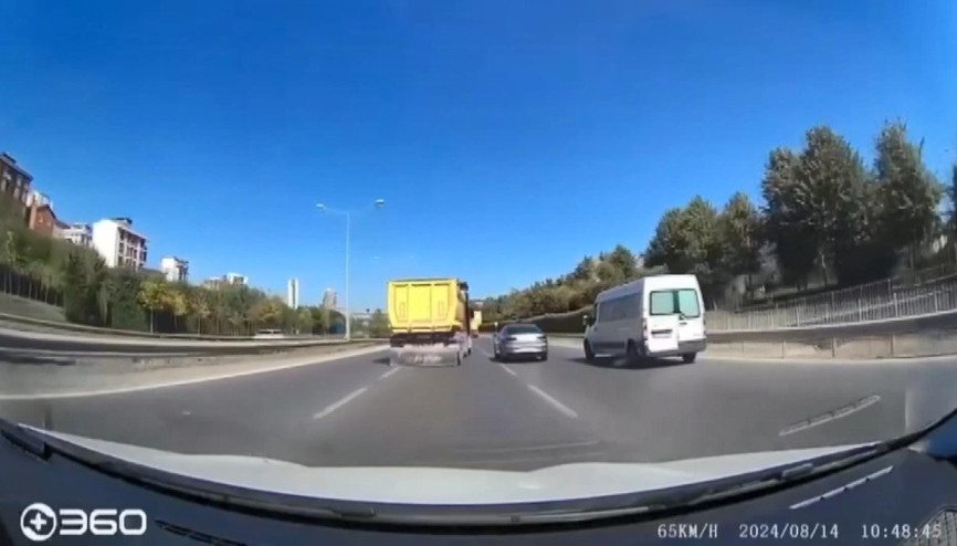 İSTANBUL - Çekmeköy’de trafikte yol verme tartışması kamerada İSTANBUL - Çekmeköy’de trafikte yol verme tartışması kamerada