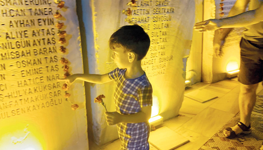 Çeyrek asırdır dinmeyen acı... Büyük depremin 25. yılında mumlarla anıldılar