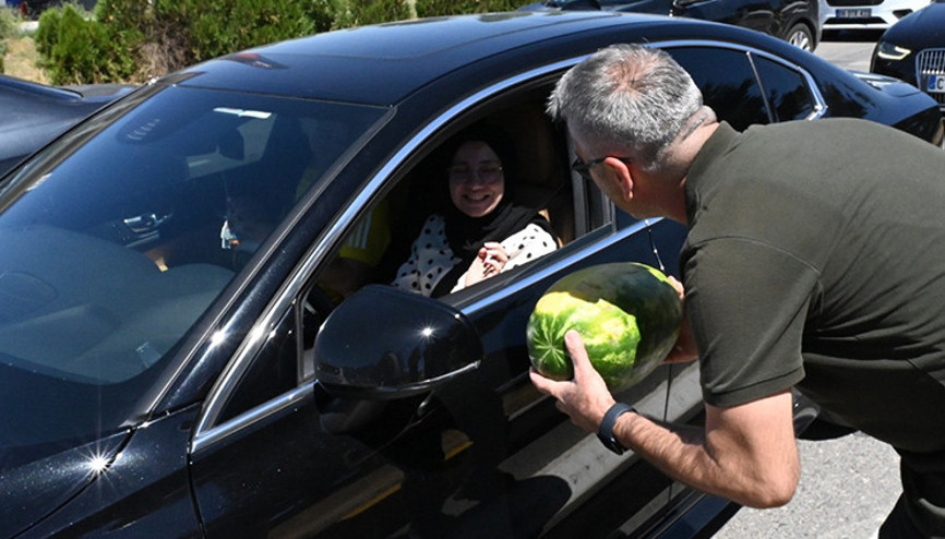 Belediye, tarlada kalan 200 ton karpuzu vatandaşlara ücretsiz dağıttı