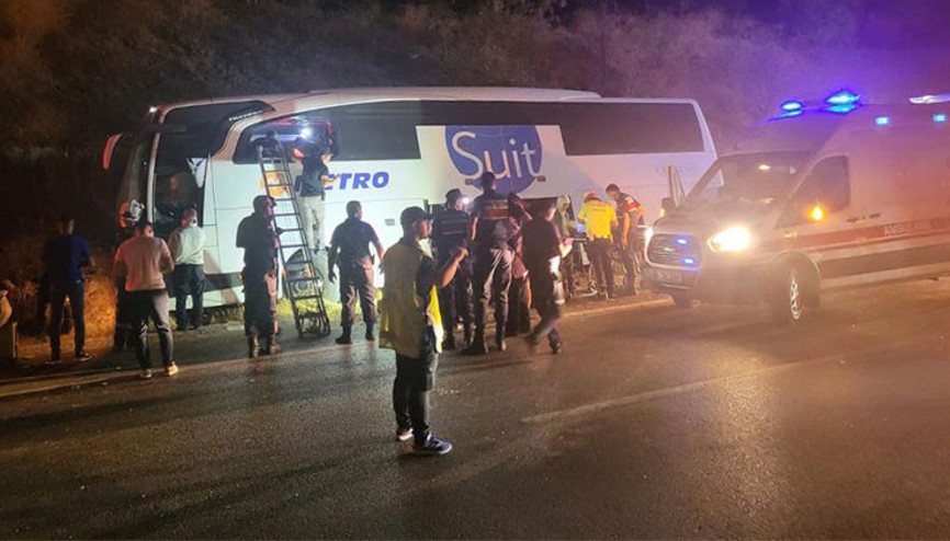 Aydın’da yolcu otobüsü yayaya çarptıktan sonra devrildi: 1 ölü, 7 yaralı
