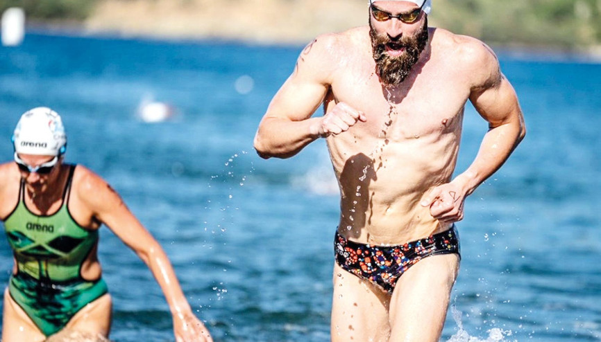 Kız çocukları okusun diye kulaç atacak