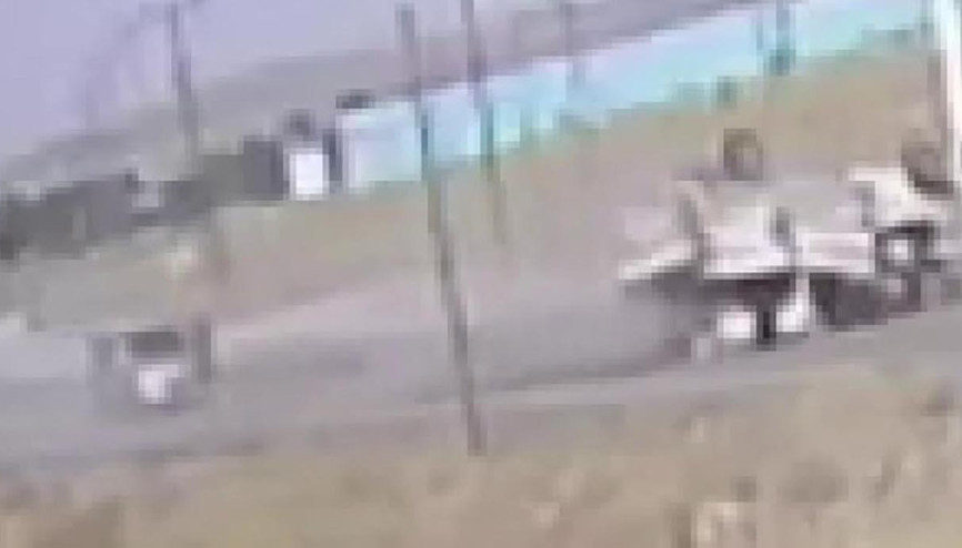 Lastiği patlayan hayvan yüklü kamyonetin takla attığı kaza kamerada