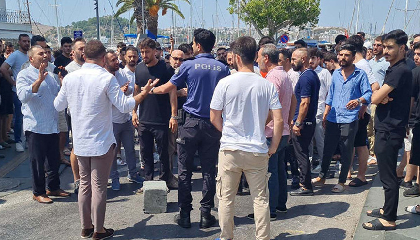 Taklit ürün denetimi esnafını rahatsız etti: Yolu kapatıp oturma eylemi yaptılar Taklit ürün denetimi esnafını rahatsız etti: Yolu kapatıp oturma eylemi yaptılar