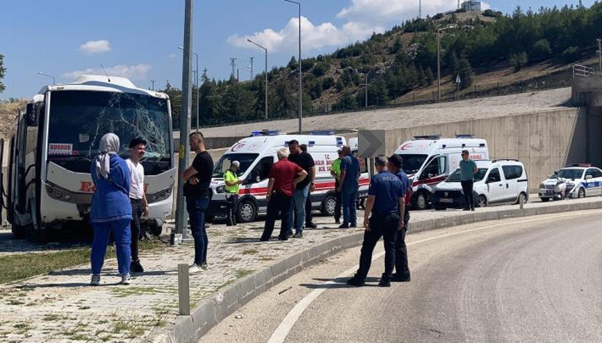 Burdurda midibüs üst yoldan otogar içine düştü: 15 kişi yaralandı.