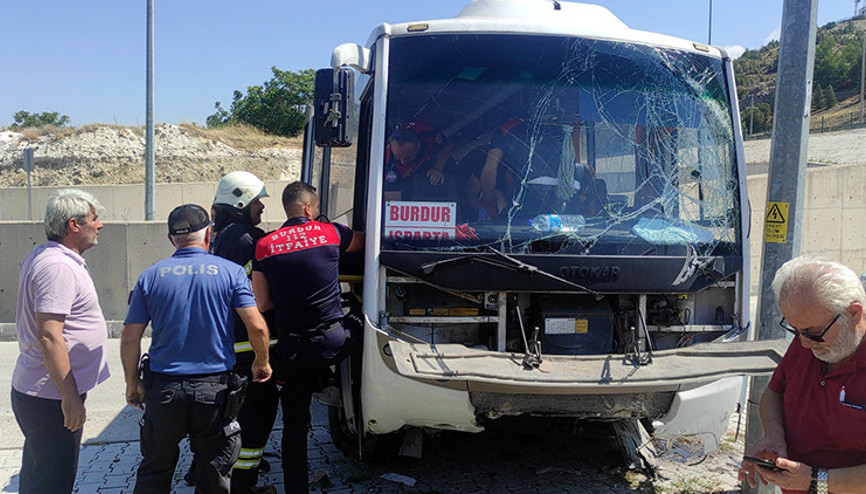 Burdurda midibüs yan yola düştü: 11 yaralı