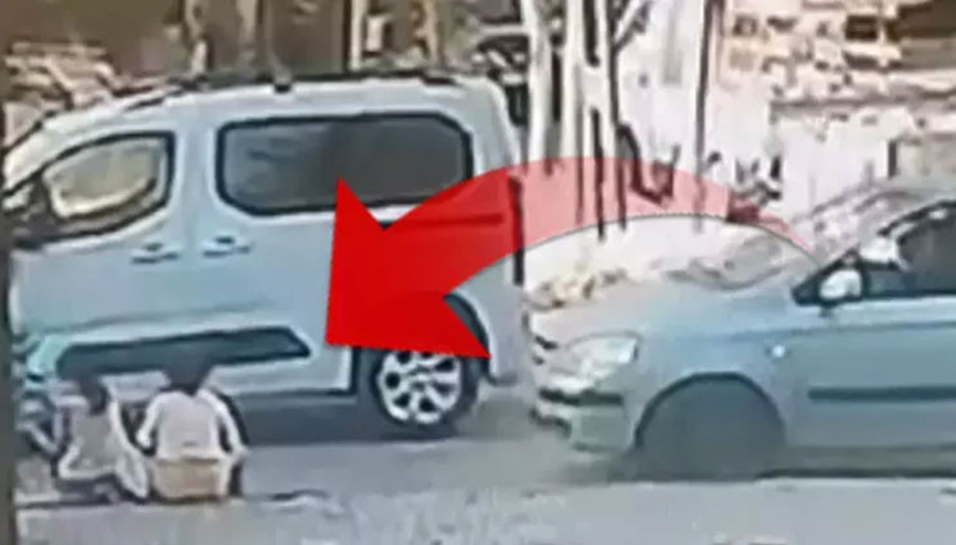 Otomobil, kaldırımda oturan 4 çocuğun üzerinden geçti