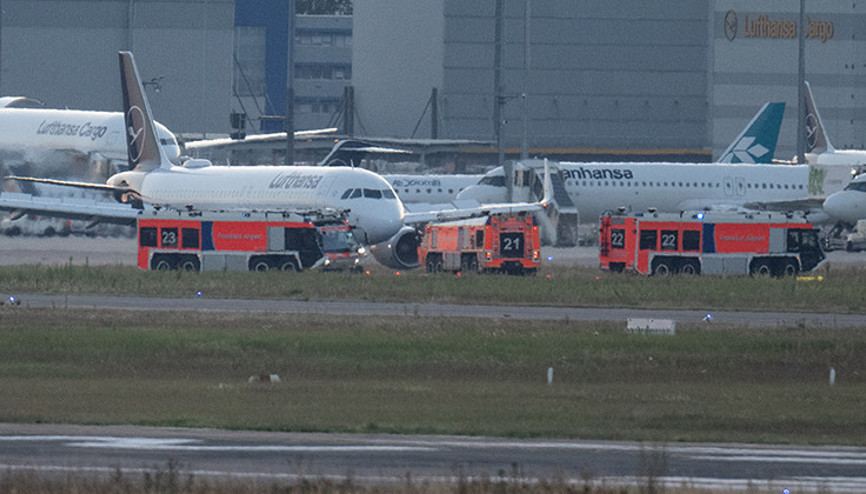 Kuşlarla çarpışan uçak acil iniş yaptı