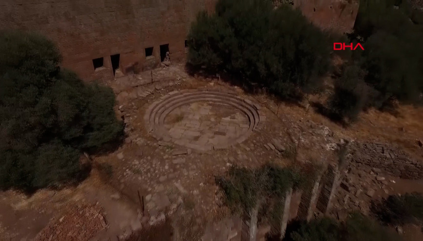 Aigai Antik Kentinde 2 bin 700 yıllık antik kentte tarihe ışık oluyorlar