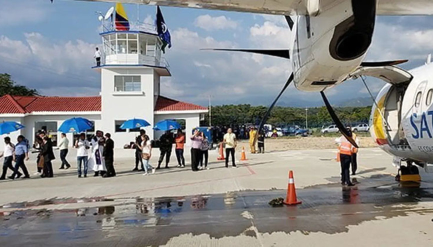 Dünyanın en küçük havaalanı: X-Ray koyacak yer yok... Ağaç altında bekliyorlar...